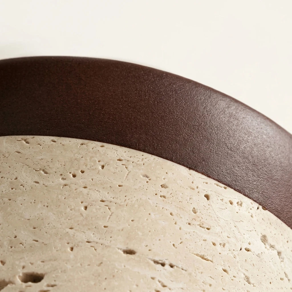 Plafonnier LED Wabi Sabi – gros plan texture travertin naturelle