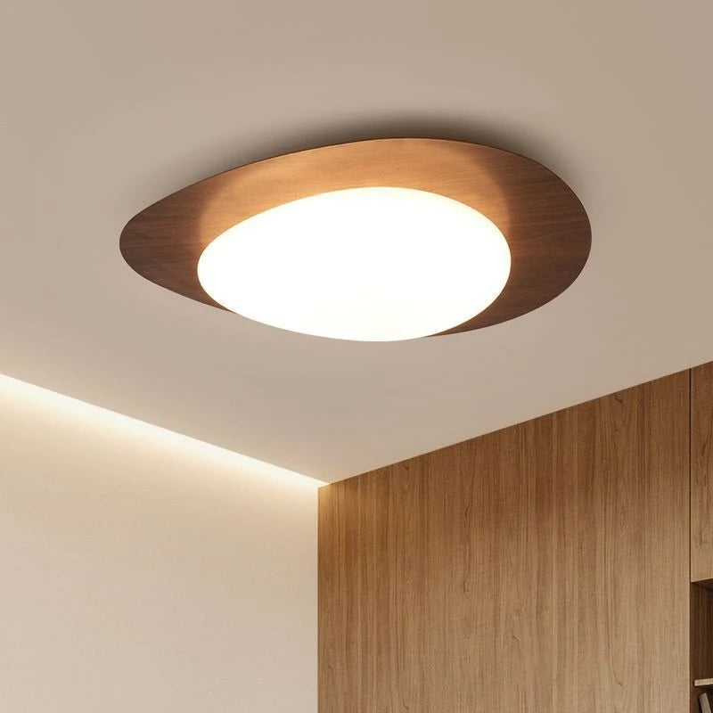 Plafonnier bois forme galet – finition noyer, ambiance salon