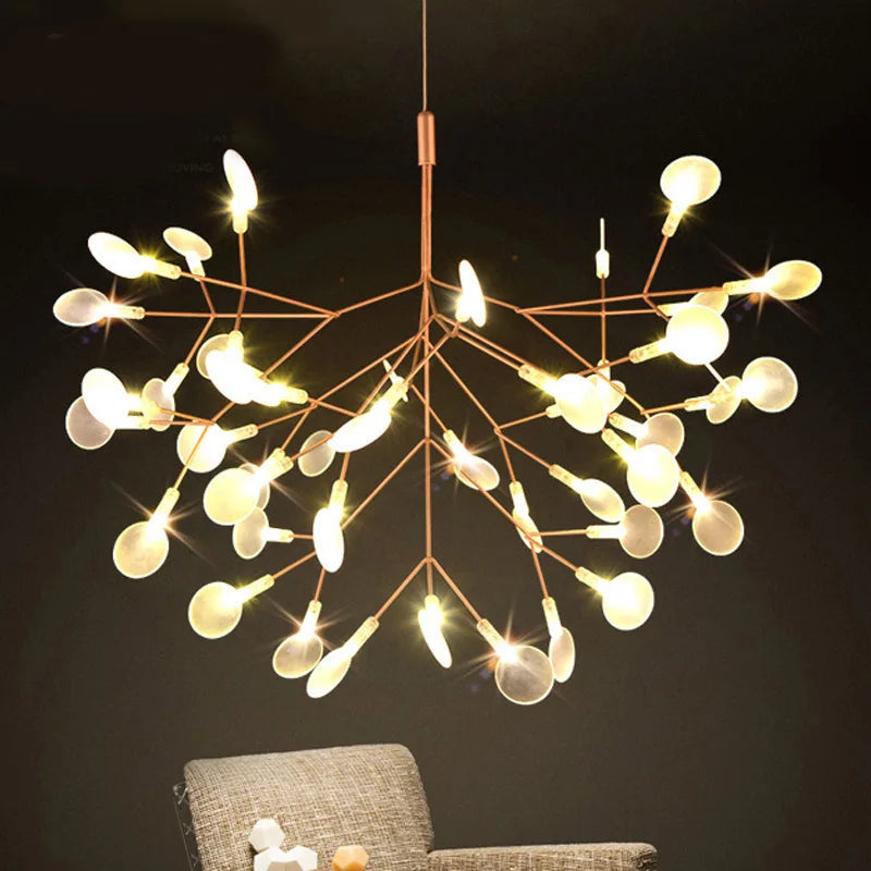 Lustre LED branches lucioles or rosé – ambiance salon foncé allumé Image