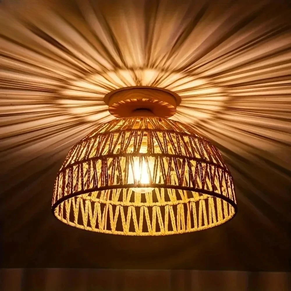Plafonnier rotin tressé wabi-sabi – effet rayonnant sur plafond sombre Image