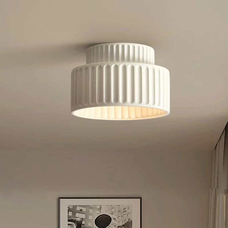 Plafonnier LED résine rainurée blanc – ambiance couloir chic