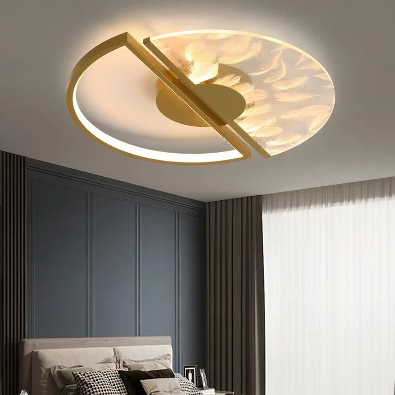 Plafonnier LED plumes acrylique Doré – ambiance chambre élégante