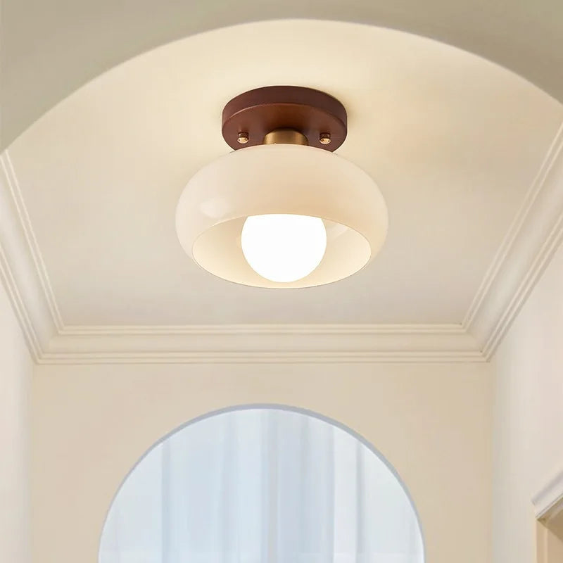 Plafonnier noyer rétro – couloir voûté, ambiance chaleureuse Image