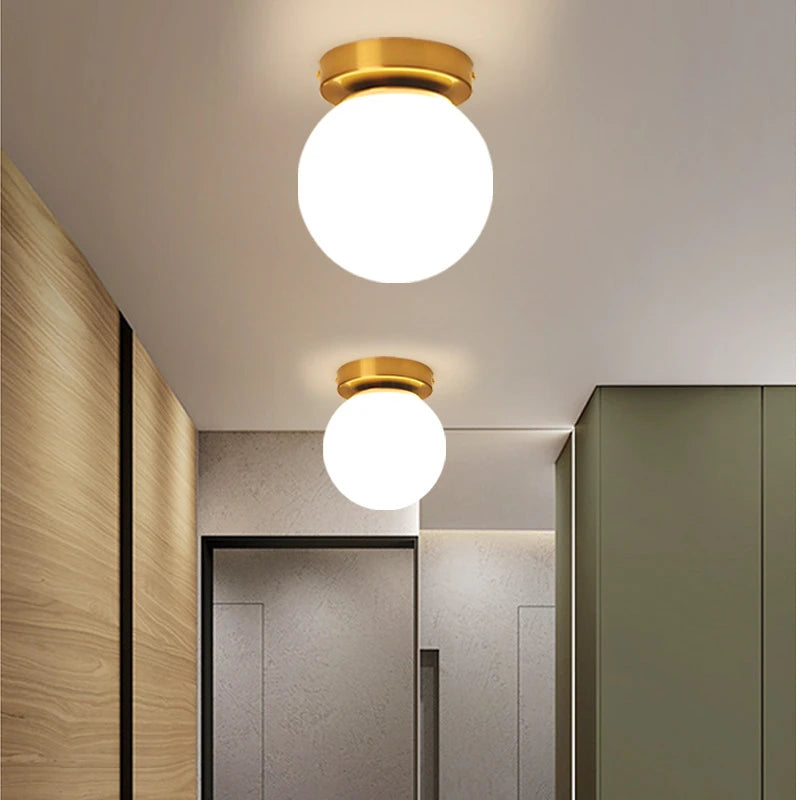 Plafonnier Globe Verre Dépoli Doré – couloir nordique minimaliste
