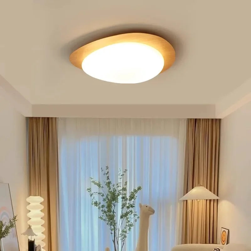 Plafonnier bois forme galet – bois naturel clair, salon lumineux