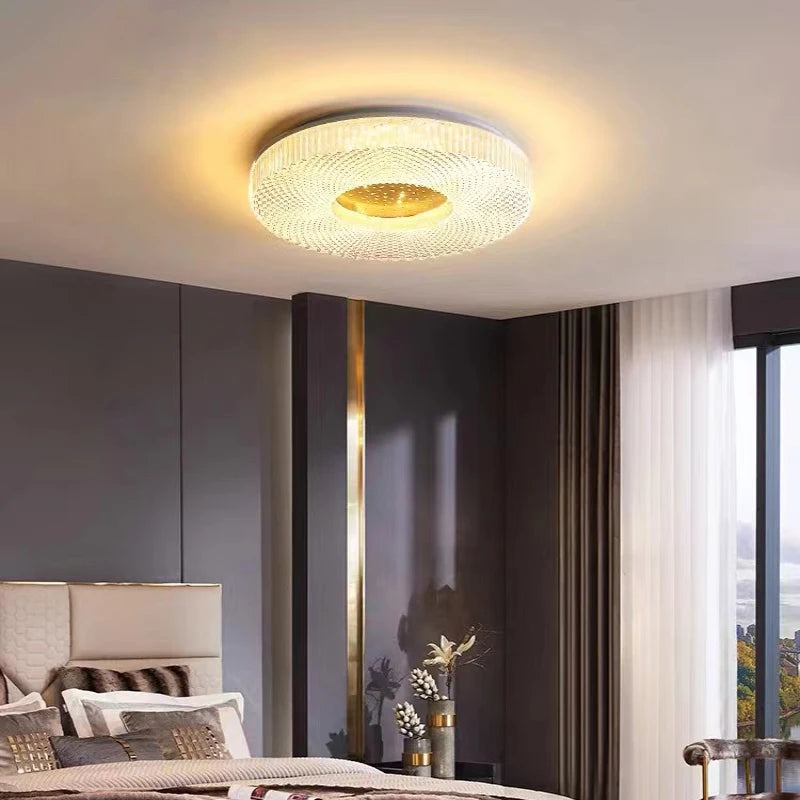Plafonnier LED cristal acrylique Blanc et Doré – ambiance chambre luxe