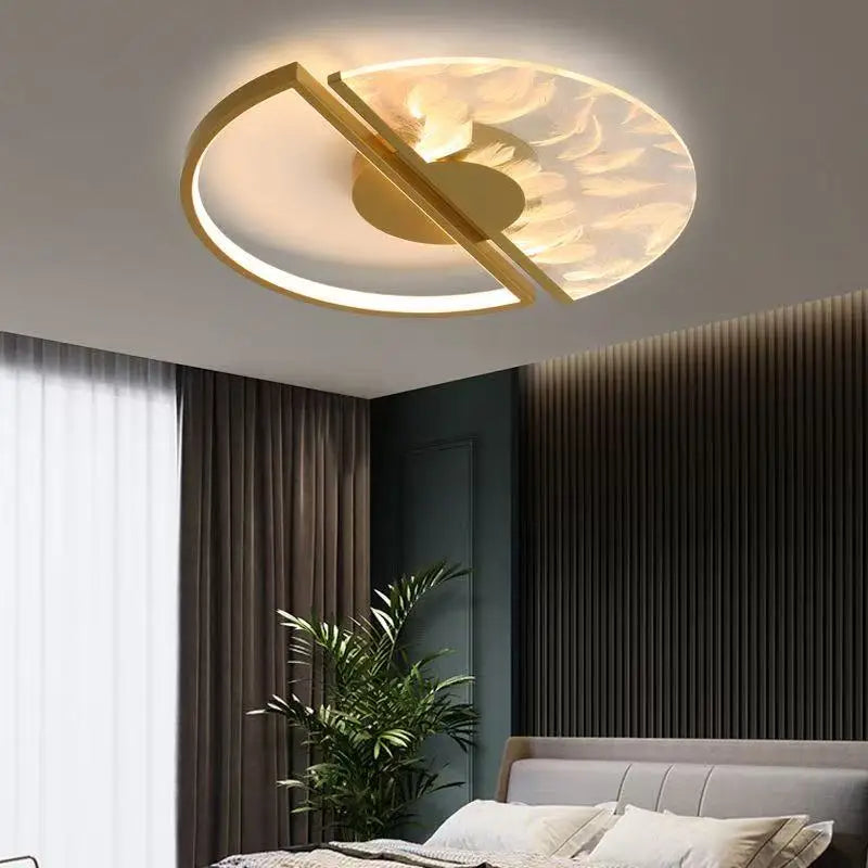 Plafonnier LED plumes acrylique Doré – ambiance chambre chaleureuse