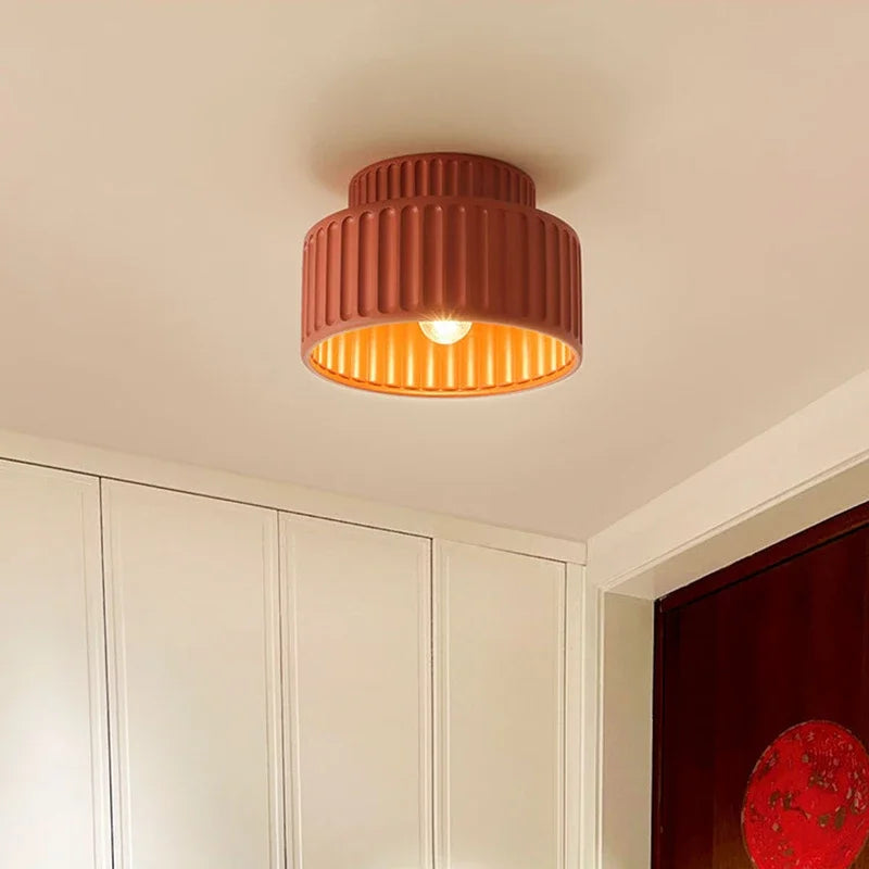Plafonnier LED résine rainurée beige rosé – ambiance entrée