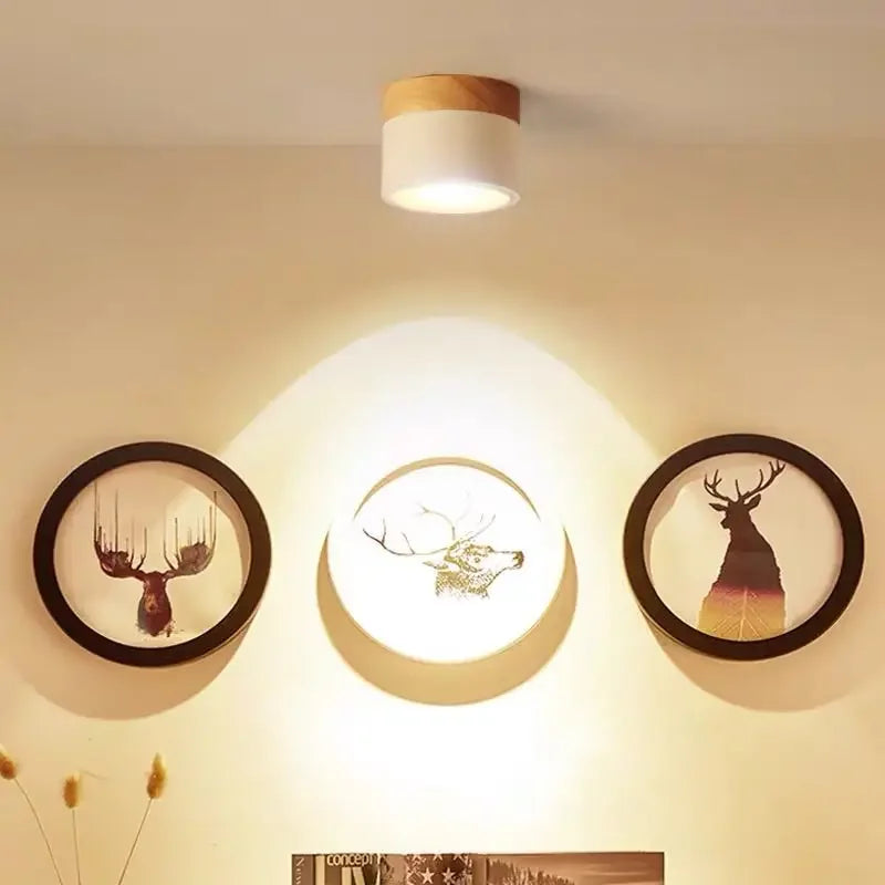 Spot LED bois blanc – ambiance salon avec cadres déco Image