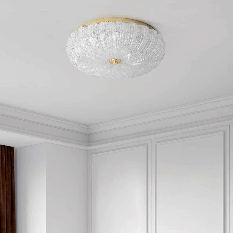 Plafonnier LED Fleur Cristal – coin salon blanc moulures dorées