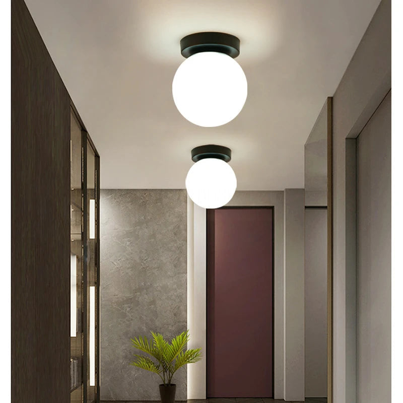 Plafonnier Globe Verre Dépoli Noir – couloir moderne
