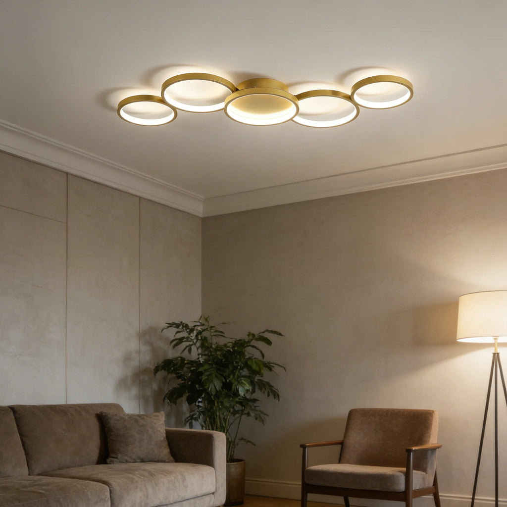 Plafonnier LED 7 Anneaux Aluminium Doré – mise en situation salon contemporain