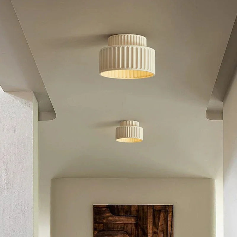Plafonnier LED résine rainurée beige – ambiance couloir deux tailles