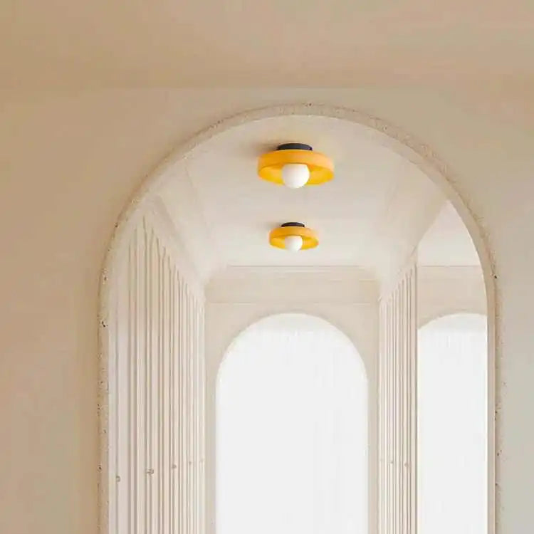 Plafonnier verre jaune vintage – couloir voûté lumineux