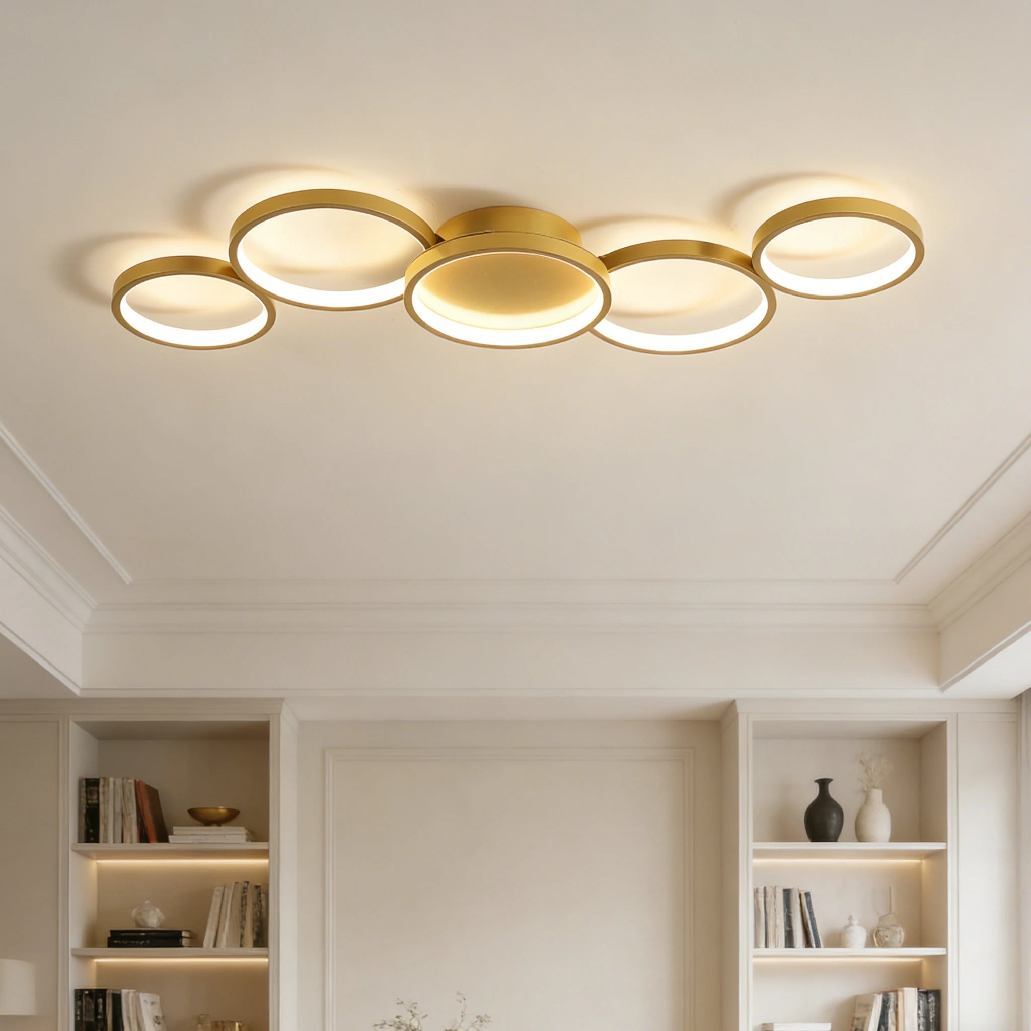 Plafonnier LED 7 Anneaux Aluminium Doré – salon mur blanc bibliothèques Image