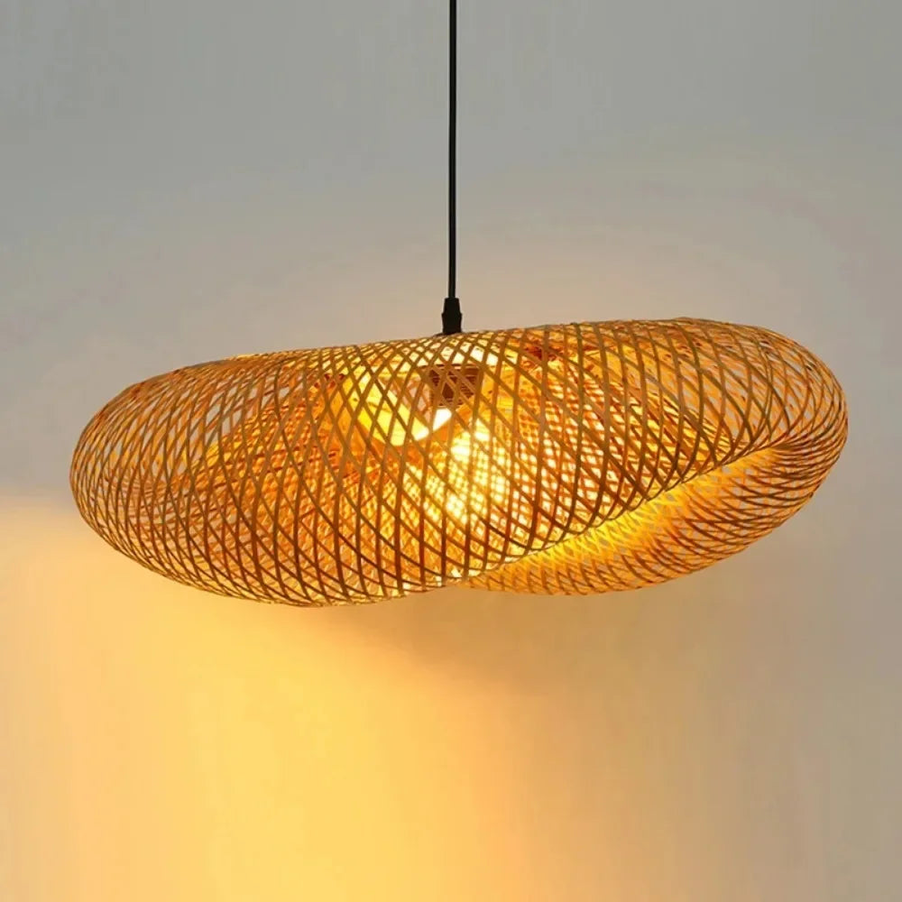 Suspension Bambou Tressé Ovale – studio fond sombre lumière dorée