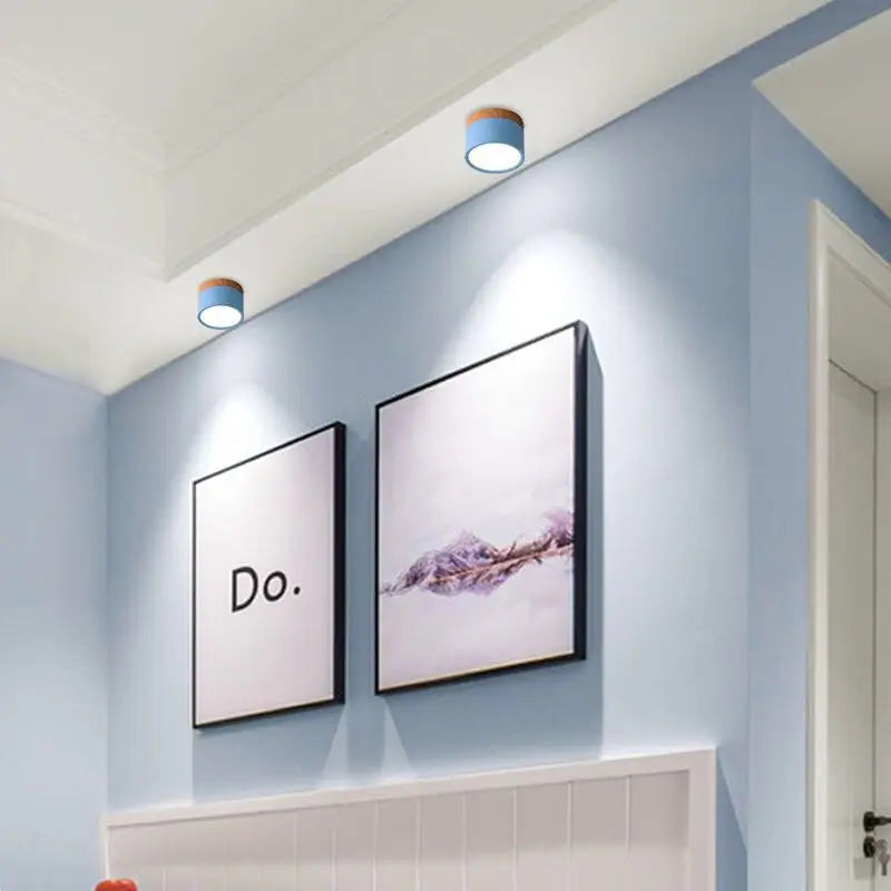 Spot LED bleu bois nordique – ambiance couloir