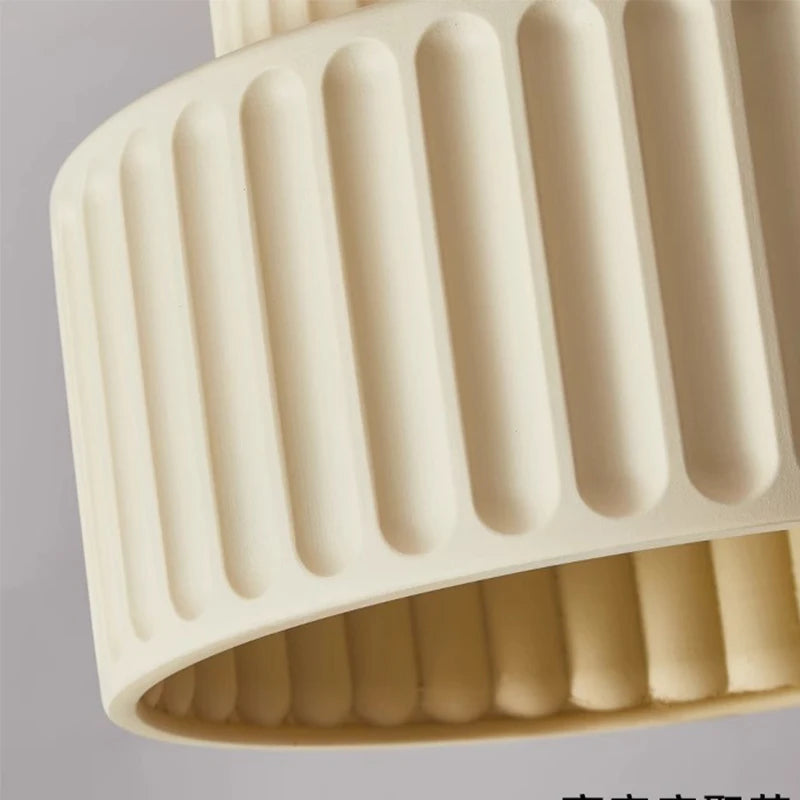 Plafonnier LED résine rainurée – détail texture rainurée beige