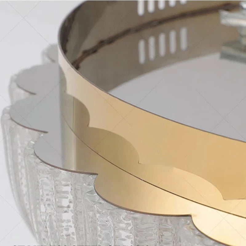 Plafonnier LED Fleur Cristal – détail structure métal doré brossé
